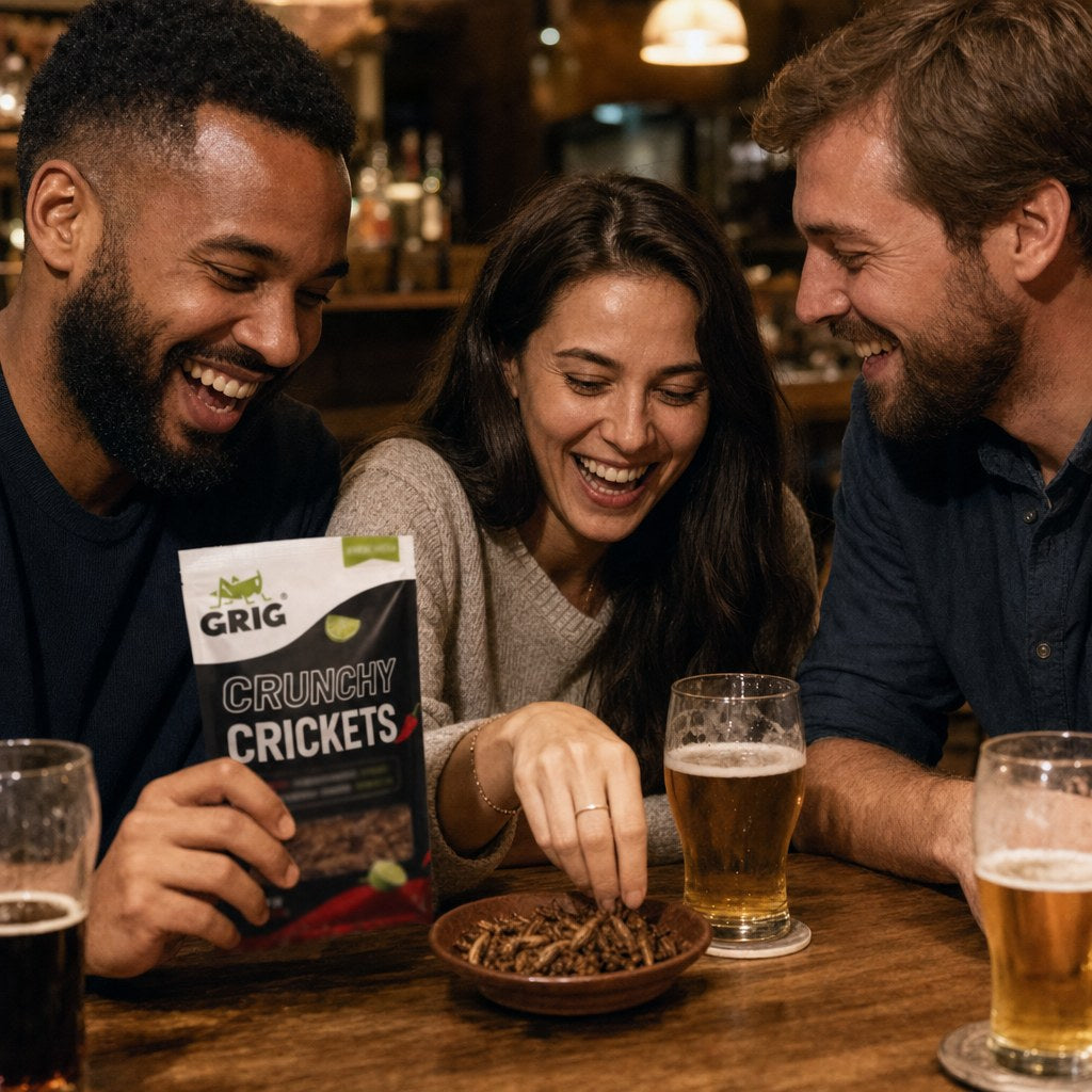 Freunde mit GRIG-Snacks in einer Bar