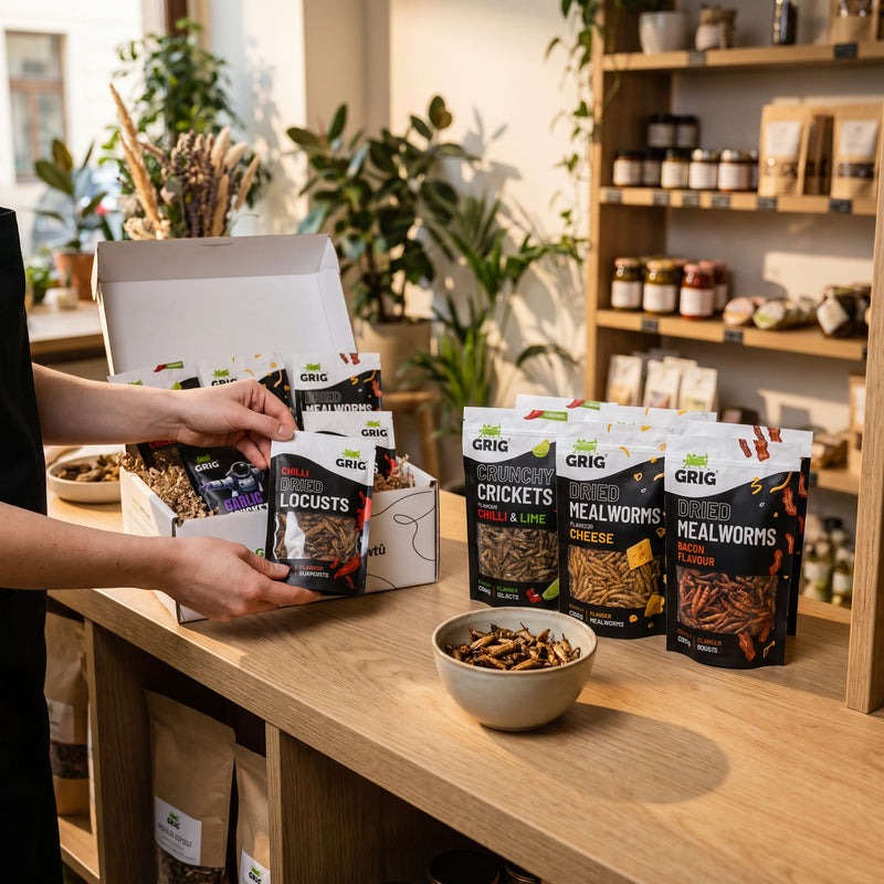 Un coffret GRIG et des sachets sur un comptoir de boutique